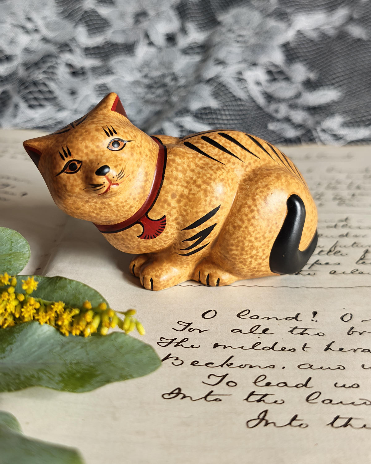 Vintage Franklin Mint Chalkware Cat Curio Cabinet Cats Figurine 1986