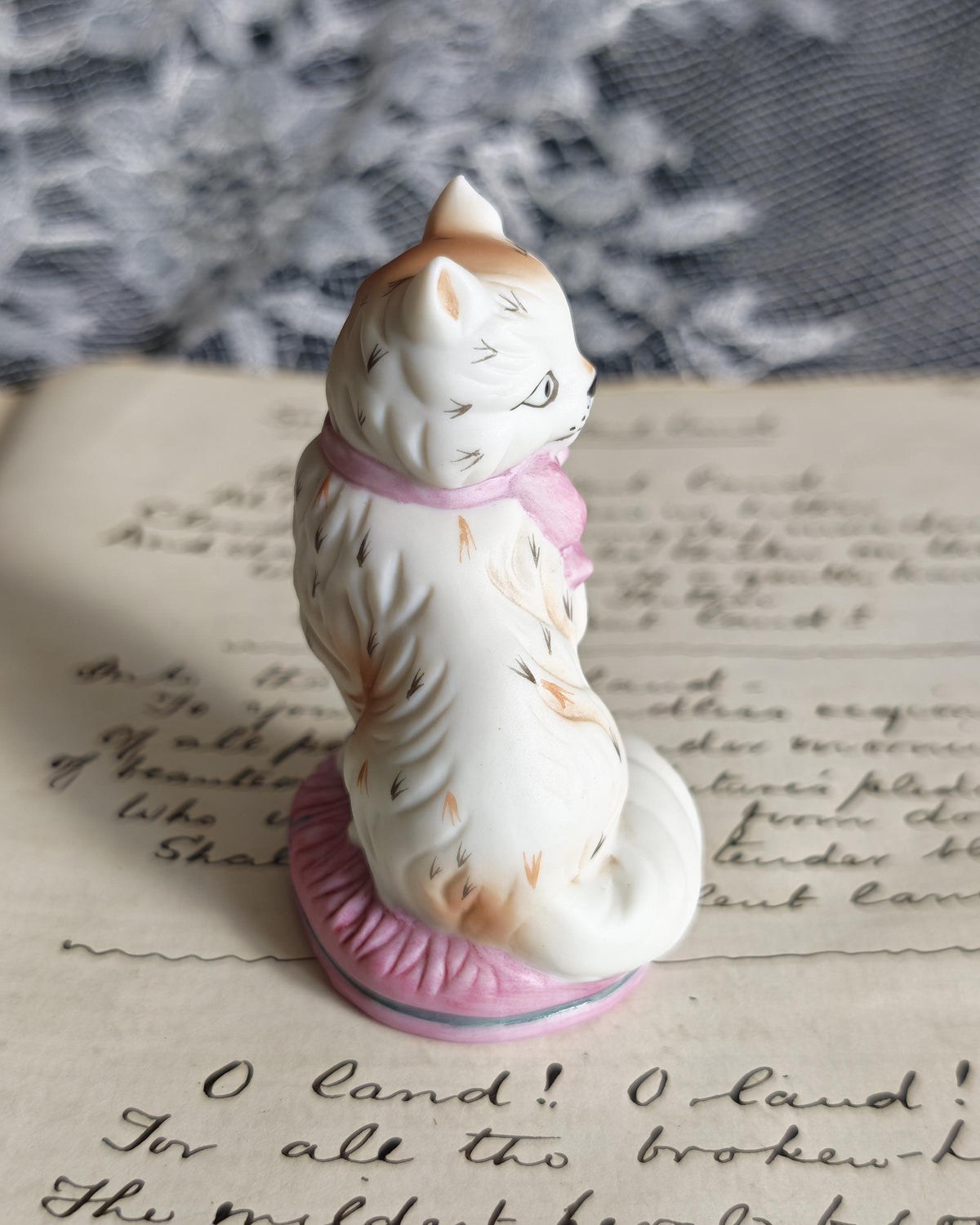 Vintage Franklin Mint Staffordshire Cat Curio Cabinet Cats 1986 Pink Bow