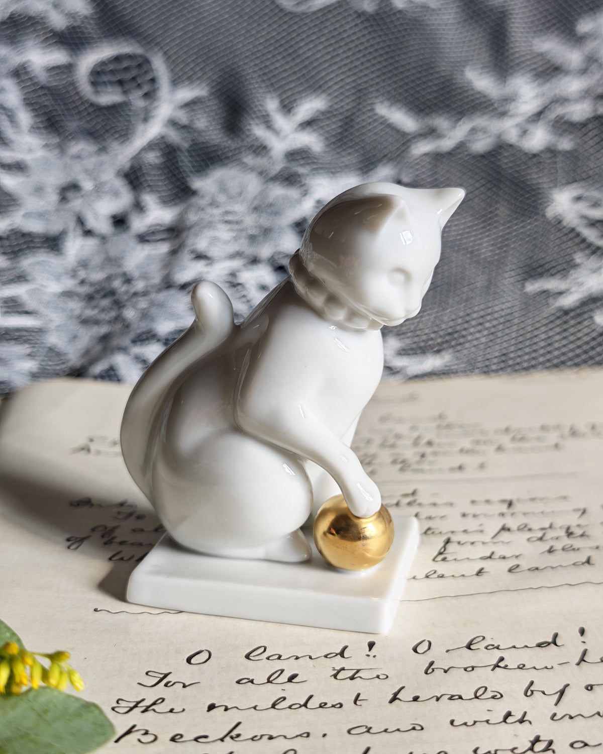 Vintage Franklin Mint Blanc de Chine Cat Curio Cabinet Cats 1988 Porcelain