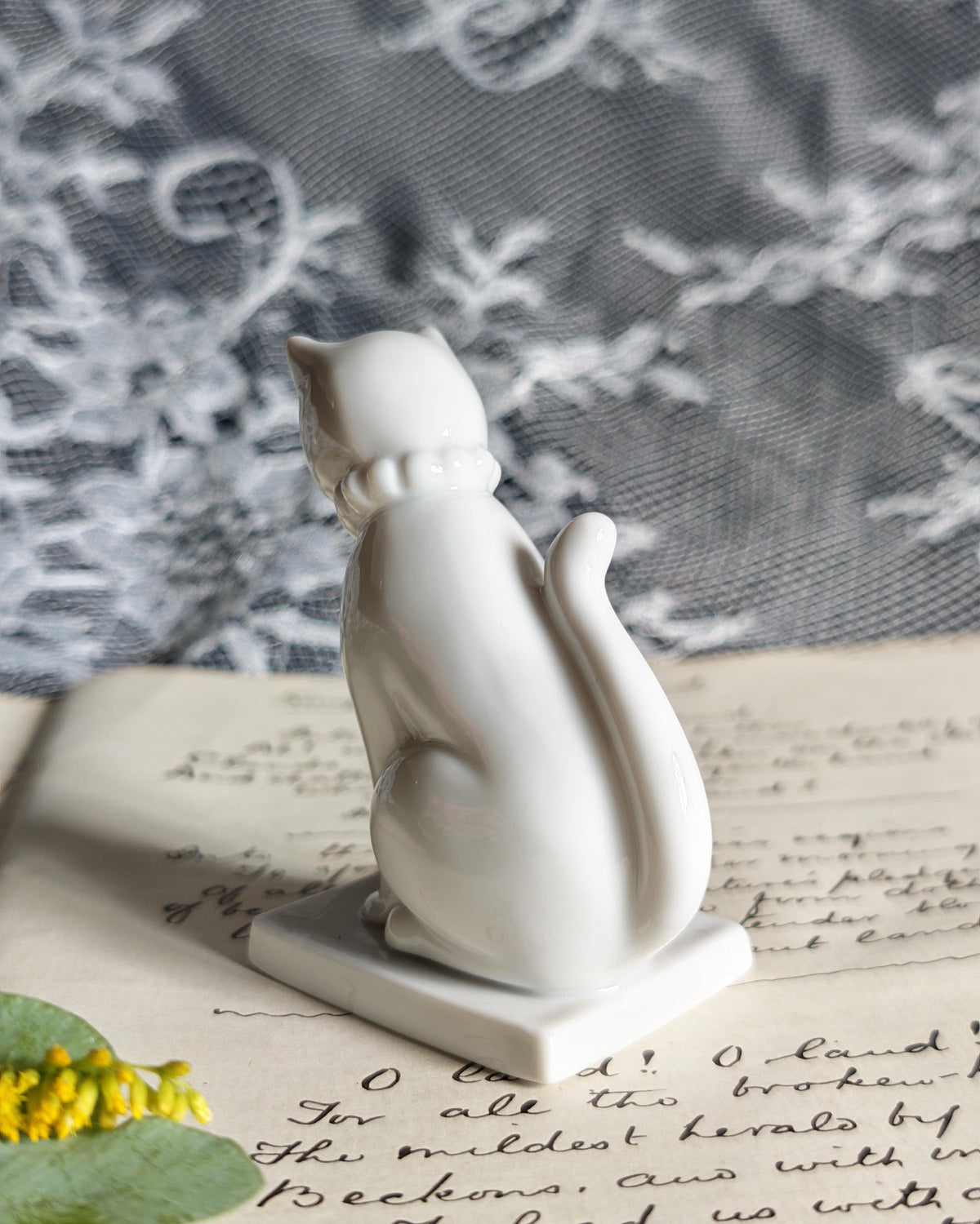 Vintage Franklin Mint Blanc de Chine Cat Curio Cabinet Cats 1988 Porcelain