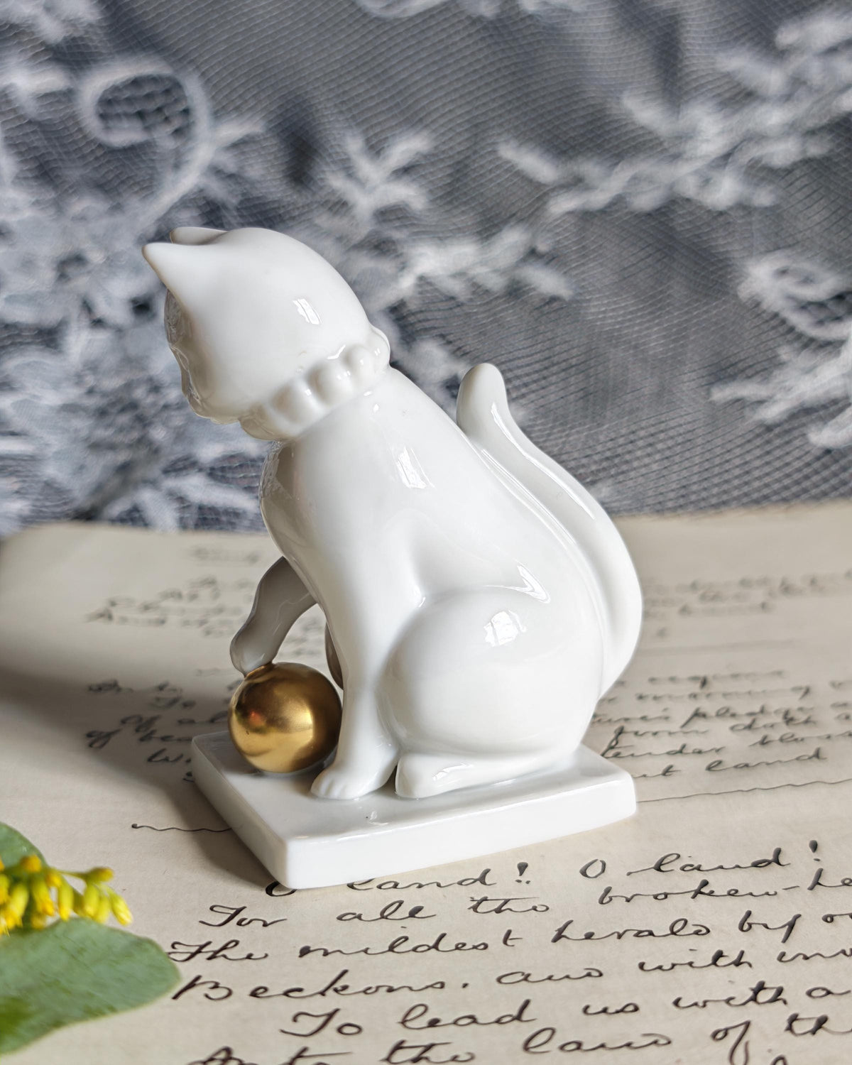 Vintage Franklin Mint Blanc de Chine Cat Curio Cabinet Cats 1988 Porcelain