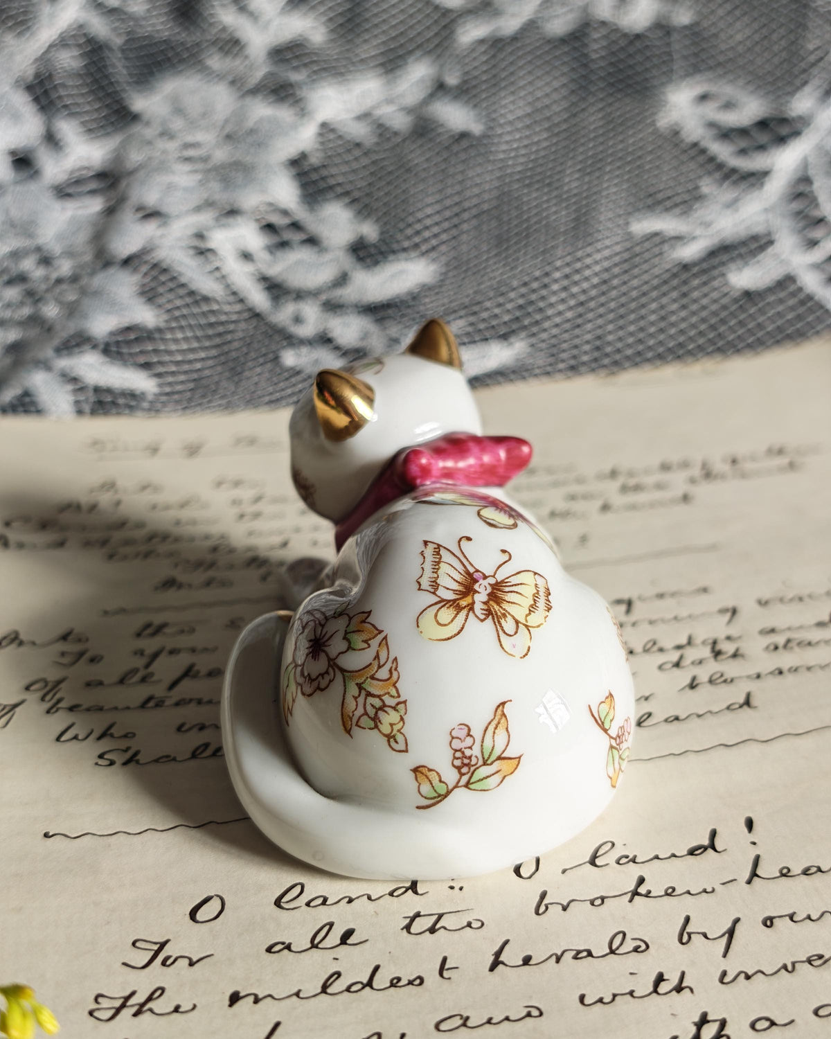 Vintage Franklin Mint Satsuma Cat Curio Cabinet Cats Porcelain Figurine 1986