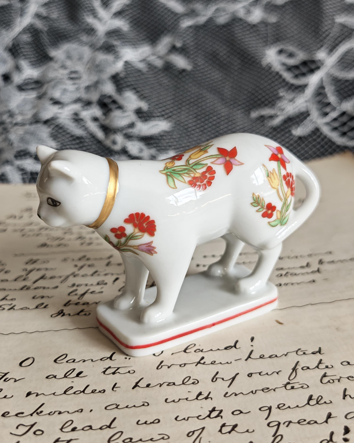 Franklin Mint Curio Cabinet Cats — Kakiemon, 1988