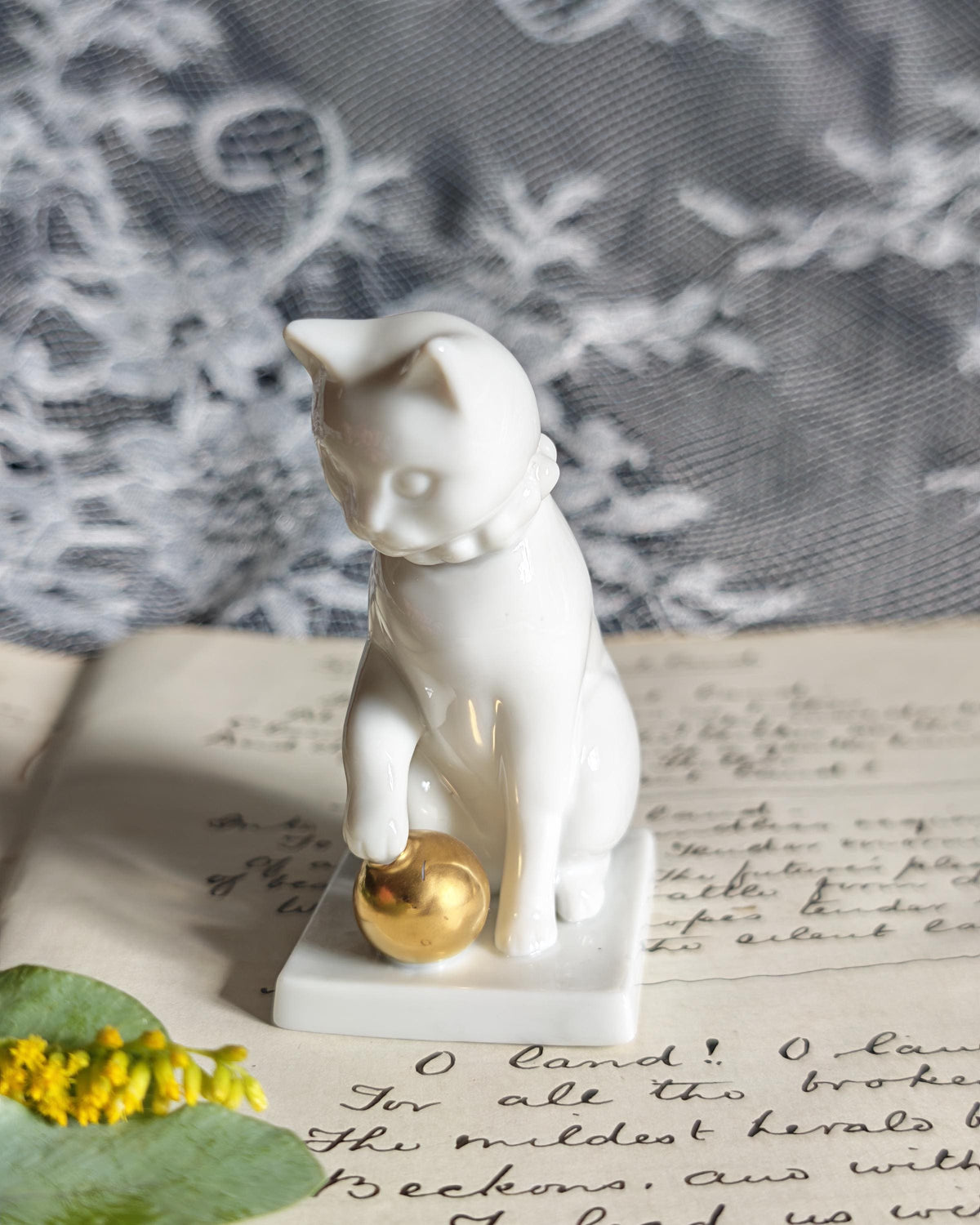 Vintage Franklin Mint Blanc de Chine Cat Curio Cabinet Cats 1988 Porcelain