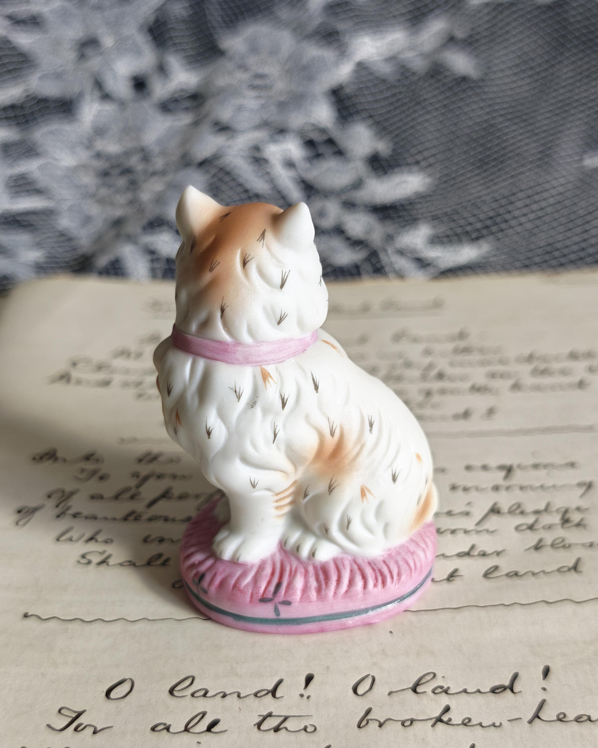 Vintage Franklin Mint Staffordshire Cat Curio Cabinet Cats 1986 Pink Bow