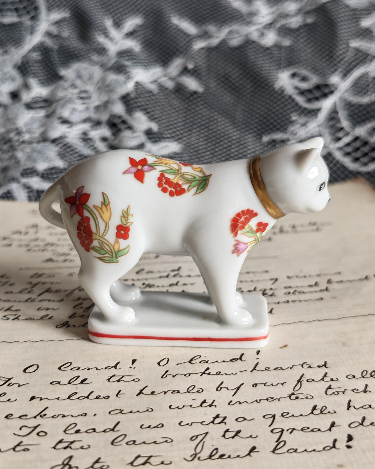 Franklin Mint Curio Cabinet Cats — Kakiemon, 1988
