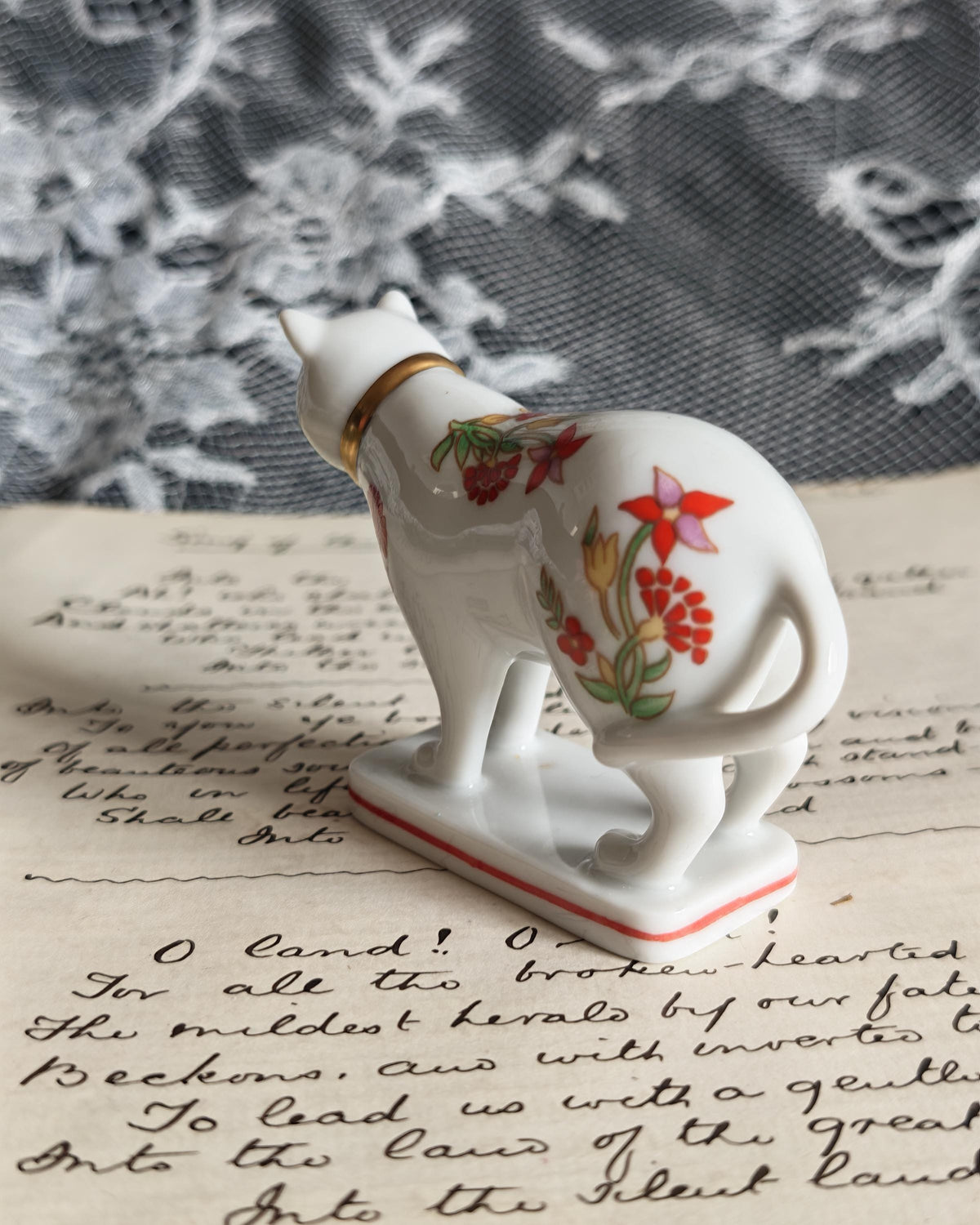 Franklin Mint Curio Cabinet Cats — Kakiemon, 1988