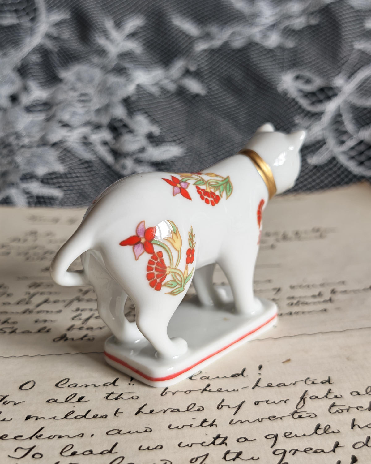 Franklin Mint Curio Cabinet Cats — Kakiemon, 1988