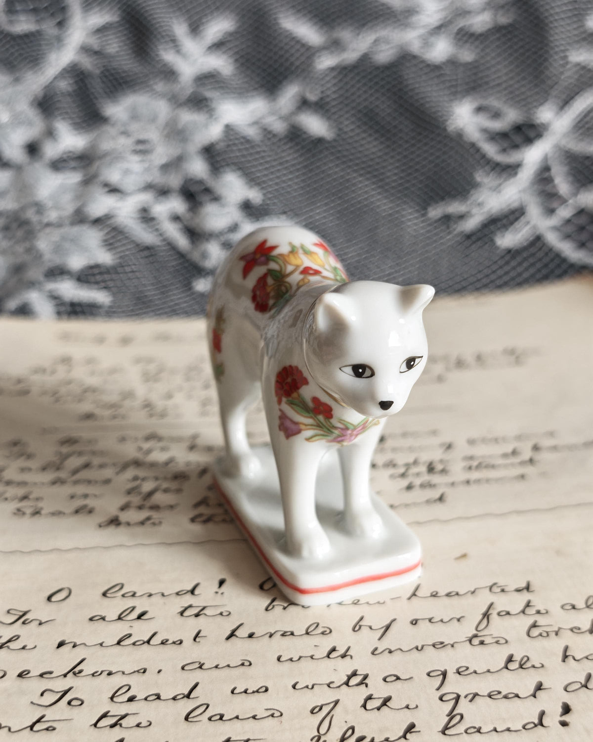 Franklin Mint Curio Cabinet Cats — Kakiemon, 1988