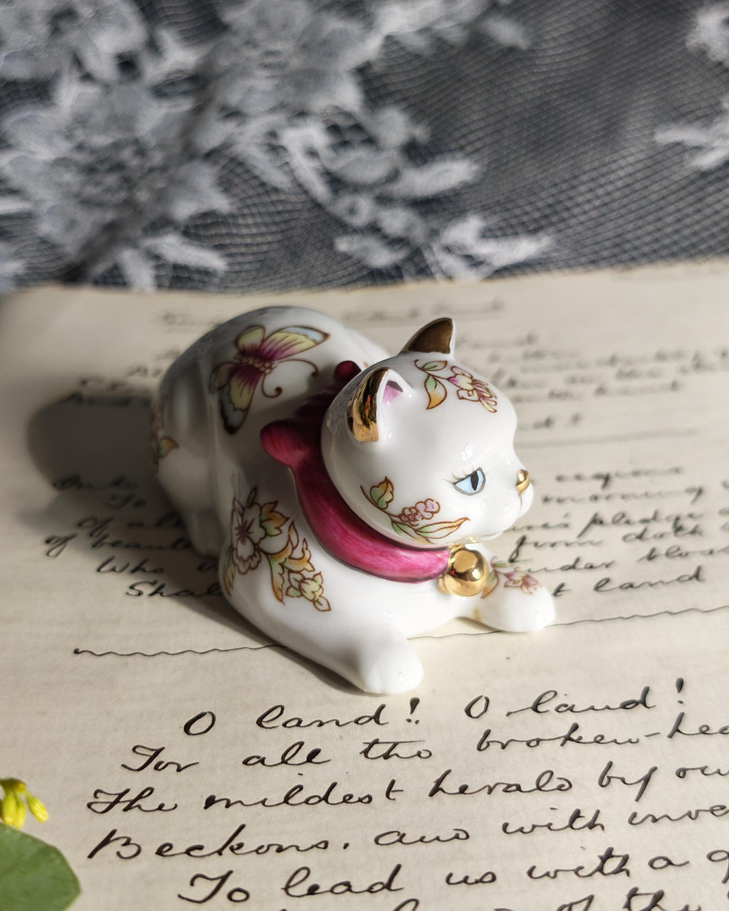 Vintage Franklin Mint Satsuma Cat Curio Cabinet Cats Porcelain Figurine 1986