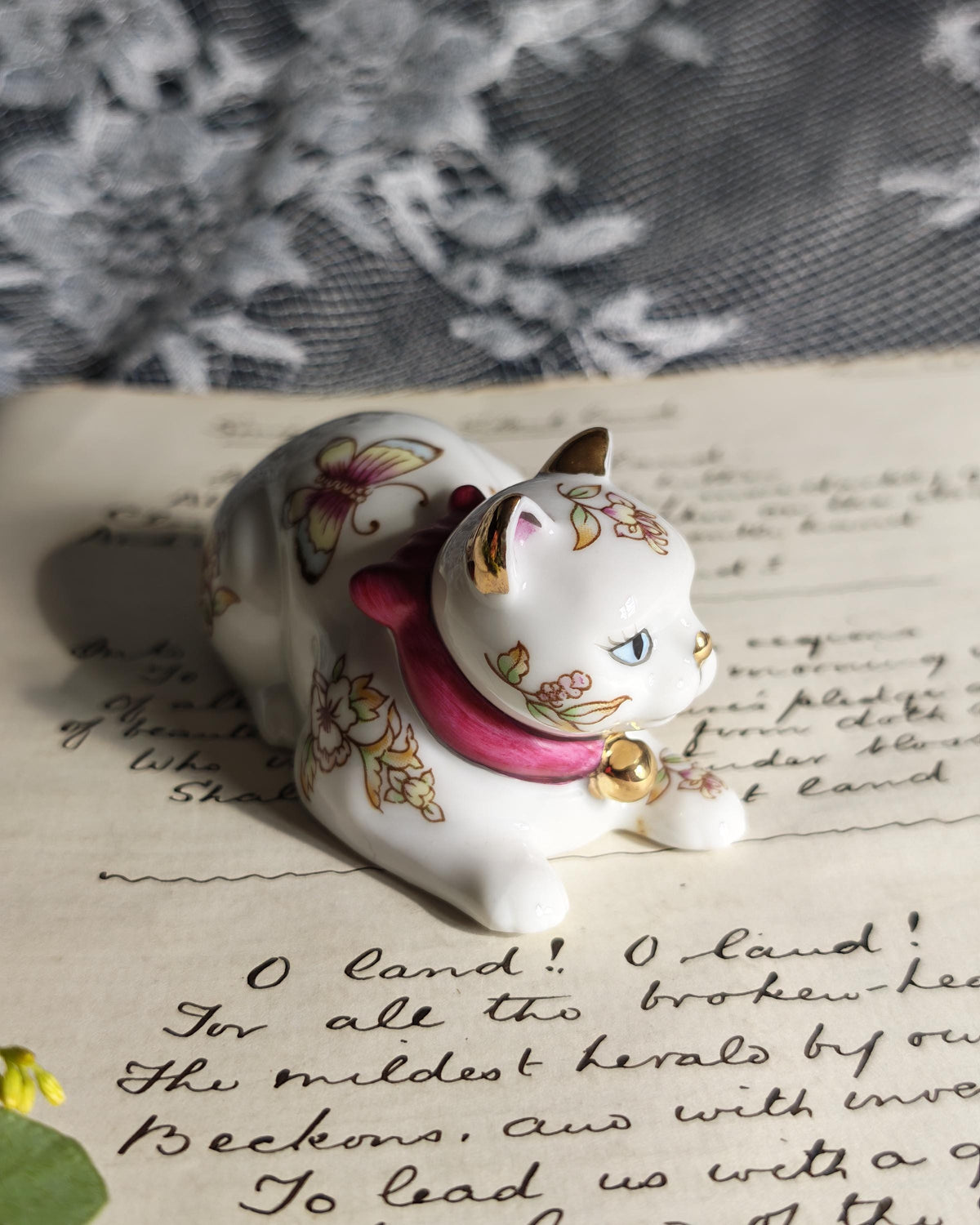 Vintage Franklin Mint Satsuma Cat Curio Cabinet Cats Porcelain Figurine 1986