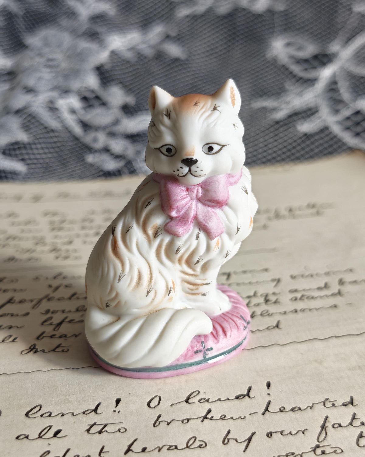 Vintage Franklin Mint Staffordshire Cat Curio Cabinet Cats 1986 Pink Bow