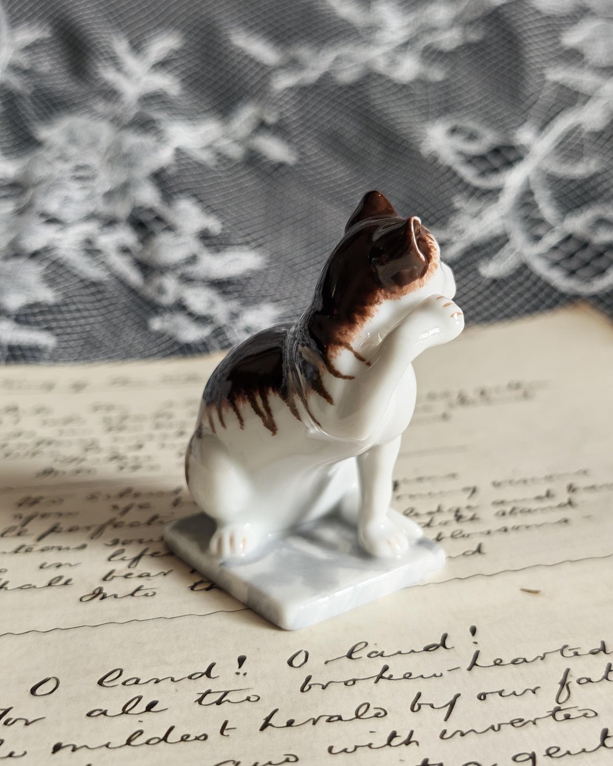 Vintage Franklin Mint German Style Cat 1988 | Curio Cabinet Cats Figurine