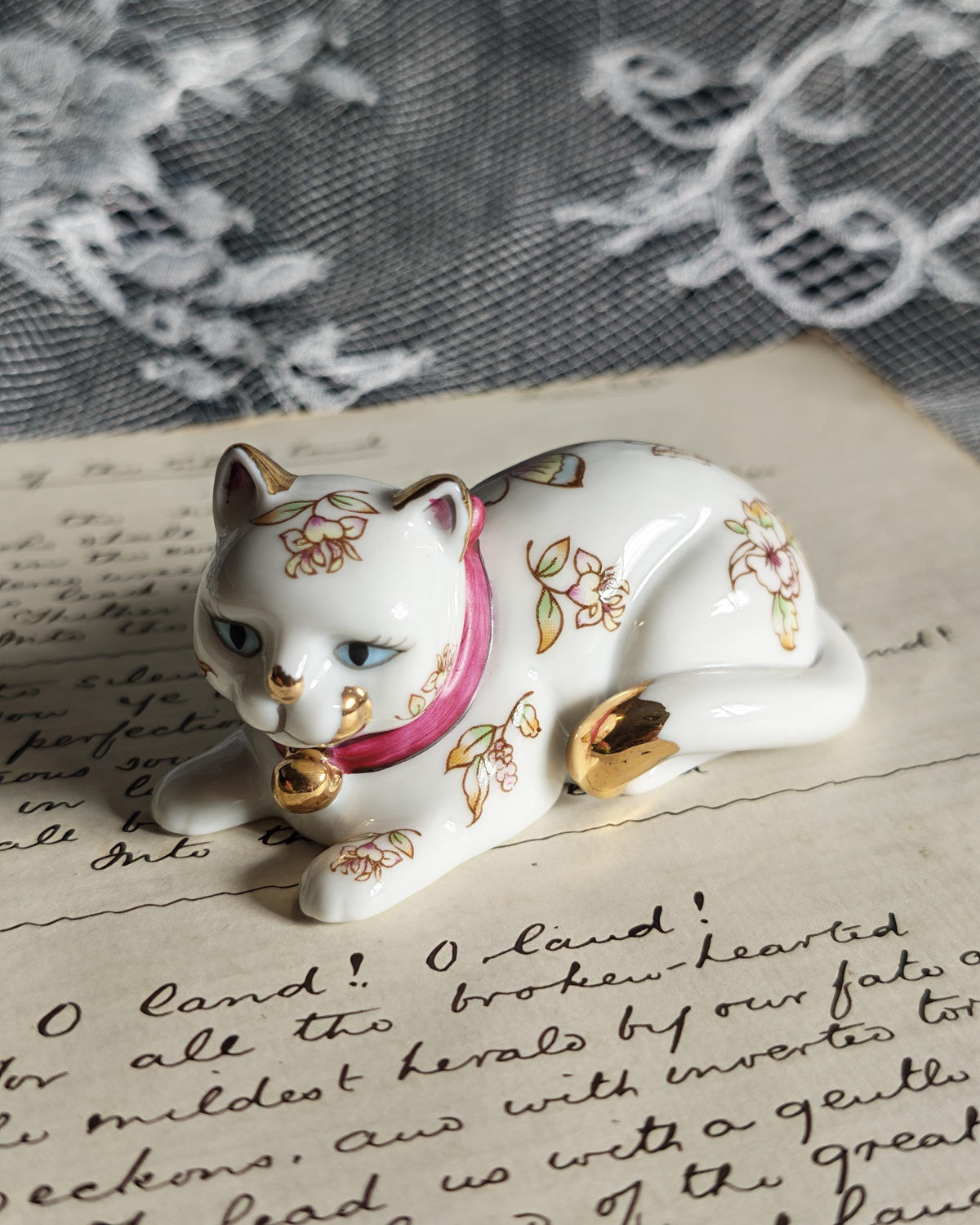 Vintage Franklin Mint Satsuma Cat Curio Cabinet Cats Porcelain Figurine 1986