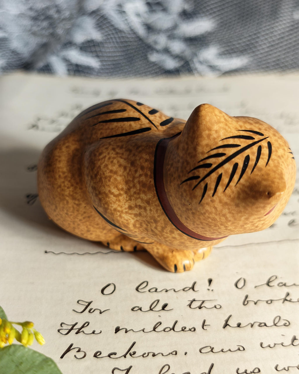 Vintage Franklin Mint Chalkware Cat Curio Cabinet Cats Figurine 1986